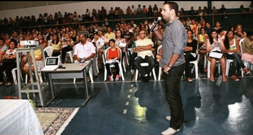 Denner Navarro speaking at tech event